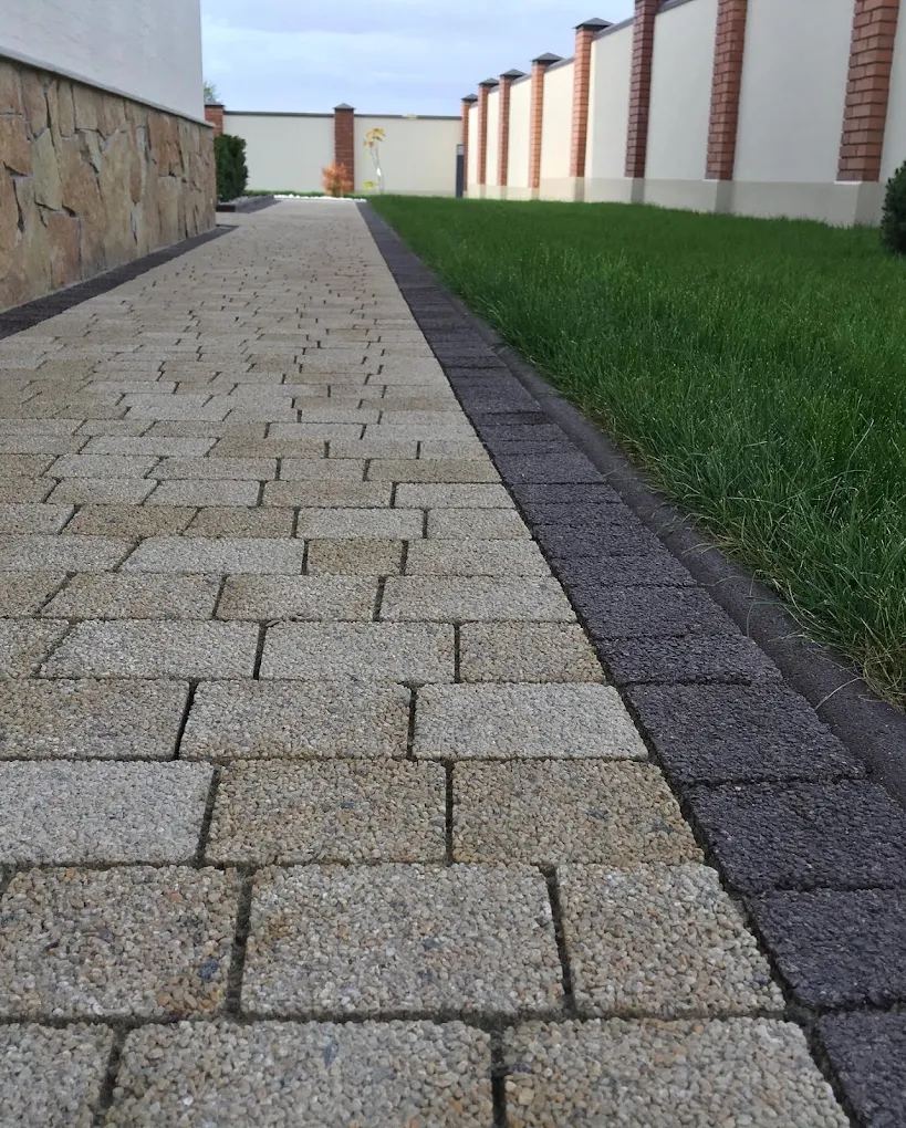 Доріжка з бруківки вздовж газону